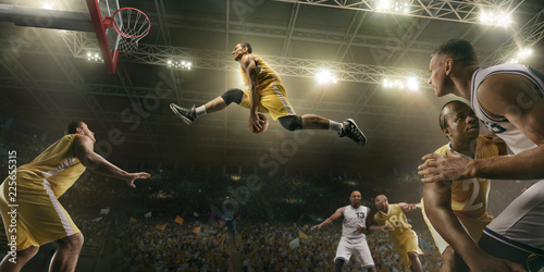  Fototapeta Koszykówka   koszykarze-na-duzej-profesjonalnej-arenie-podczas-meczu-koszykarz-robi-wsad-do-slumsow