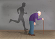 Un vieux monsieur se déplace à l’aide d’une canne et projète sur un mur une ombre d’un jeune homme qui court