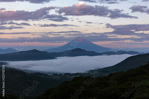 箱根大観山から芦ノ湖の雲海に浮かぶ朝焼けの富士山 Stock Photo Adobe Stock