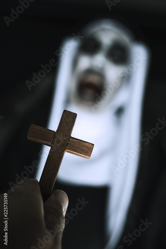Fotomural frightening evil nun screaming in front of a cross.