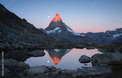 Foto  The famous Riffelsee with the moon and the first sunlight shining on the Matterhorn
