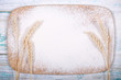 тесто для хлеба колосья пшеницы и мука лежат на столе 