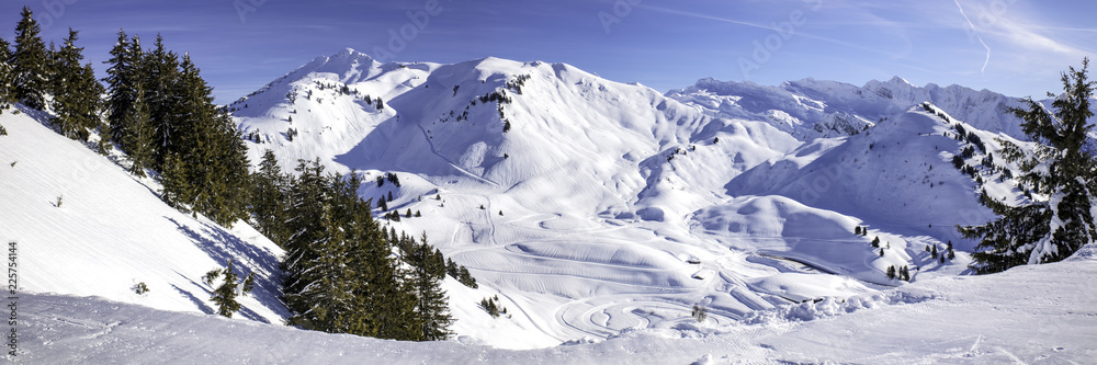 Panoramic view of Portes du Soleil, Alpes. Winter landscape in sunny day with low clouds. - obrazy, fototapety, plakaty 