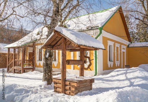 Plakat Rustykalne snowy dziedziniec z domu i dziennik