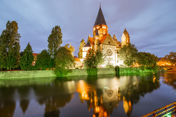 Wall Mural - Night view on the riverside with basilica in Metz city, France