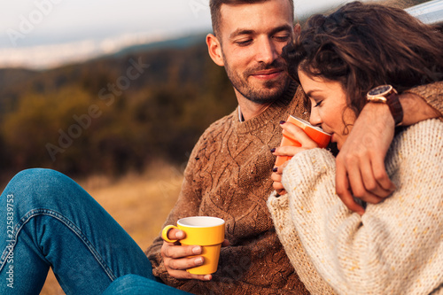 Fotografia Beautiful young couple enjoying picnic time on the sunset