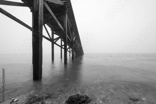 Zdjęcie XXL Stara ścieżka prowadzi morze w mgle.