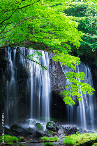 wodospad-w-gorach-japonii