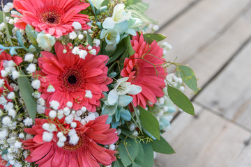 Poster - bouquet of flowers on wooden boardwalk