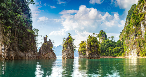 Cheow Lan lake in Thailand © Sergii Figurnyi