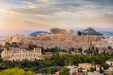 Fototapete - Die Akropolis von Athen bei einem bewölkten Sonnenuntergang im Sommer, Griechenland
