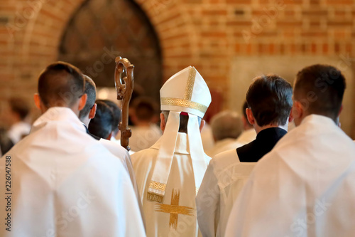 Fotomural Bishop goes to Mass in the church
