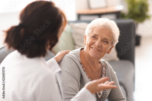 Fotomural Young doctor visiting elderly woman at home