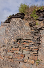 Poster - Schieferfelsen in den Weinbergen an der Ahr