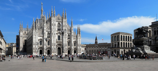 PIAZZA DEL DUOMO A MILANO IN ITALIA, DUOMO SQUARE IN MILAN IN ITALY