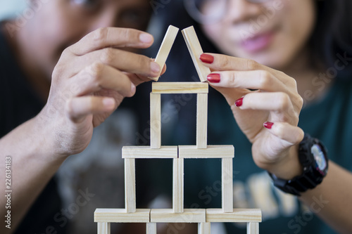 Cuadros en Lienzo Young couple building a house of blocks