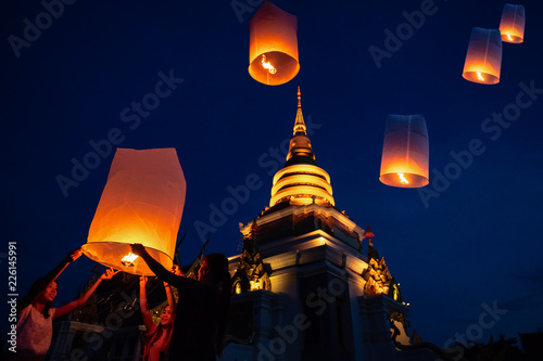 Fotografie, Obraz Thai people floating lamp in Yee Peng festival in Chiang Mai,Thailand