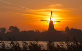Silhouette van een molen in de ochtend zon