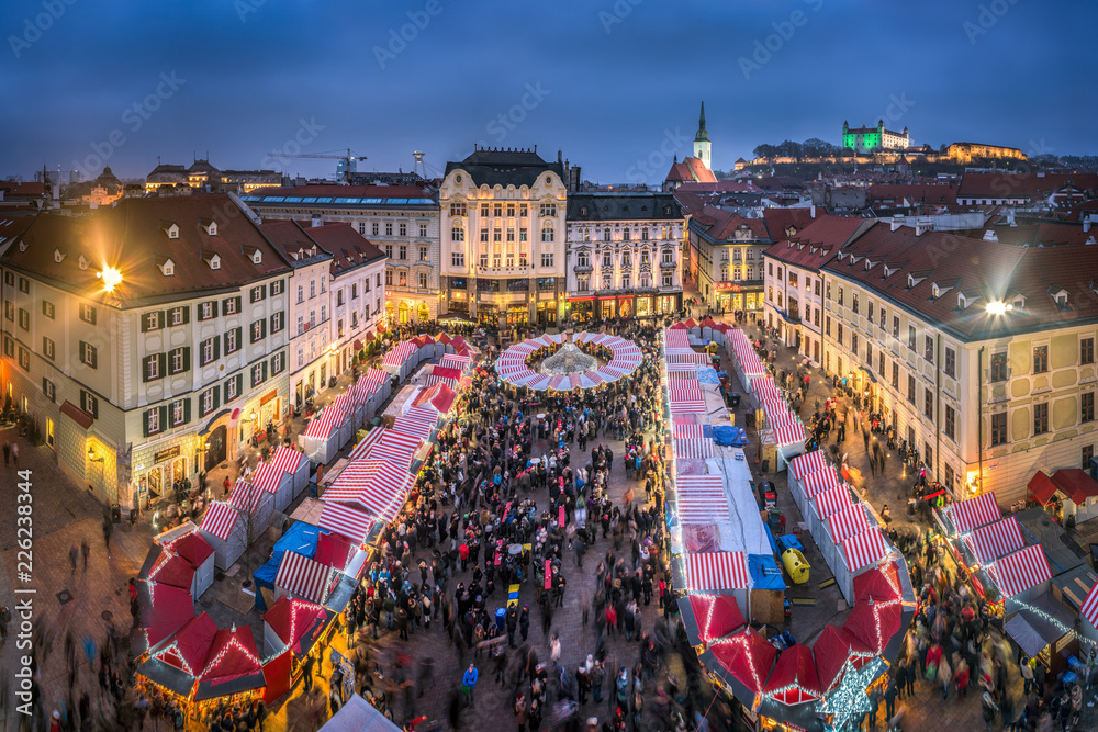 Obraz na płótnie Weihnachtsmarkt in Bratislava, Slovakei w salonie