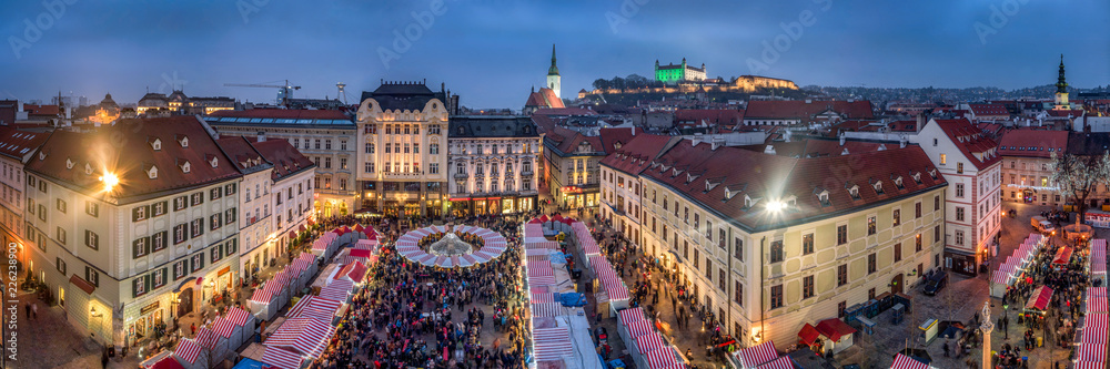 Obraz na płótnie Bratislava Weihnachtsmarkt im Winter, Slowakei w salonie