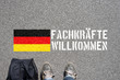 Ein Mann mit dem Koffer, deutsche Flagge und Slogan Fachkräfte Willkommen