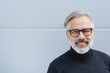 © contrastwerkstatt - älterer mann mit brille lacht in die kamera