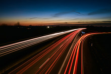 Langzeitbelichtung In Der Nacht Auf Der Autobahn In Deutschland