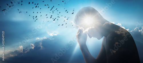 Fotografía Silhouette of a man against a sky, sun and a flock of birds
