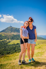 Canvas Print - Femme et fillette en Randonnée au Puy Pariou  en Auvergne