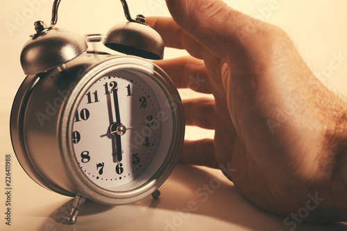 Le Reveil Qui Sonne A 6 Heures Du Matin Stock Photo Adobe Stock