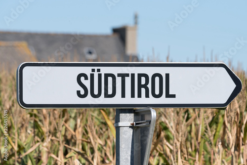 Foto Ein Schild weist auf die Richtung nach Südtirol hin