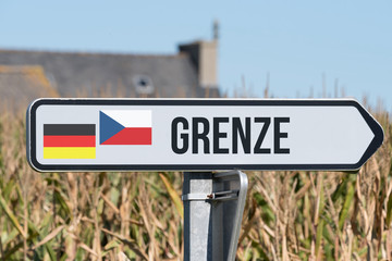 Ein Schild weist auf die Grenze zwischen Deutschland und Tschechien hin