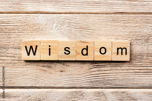 Fotografía wisdom word written on wood block. wisdom text on table, concept