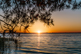 Fototapeta Na ścianę - Sonnenuntergang an den großen Seen mit Windsurfern
