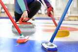Fototapeta Kamienie - Curling na lodzie. Drużynowa rozgrywka curlingu.