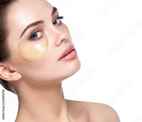 Fotografía face with eye patches moisturizing skin under the eyes