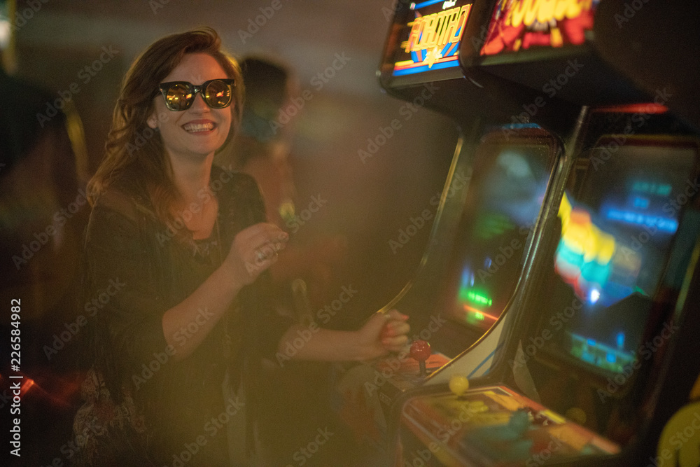 Girl playing arcade - obrazy, fototapety, plakaty 