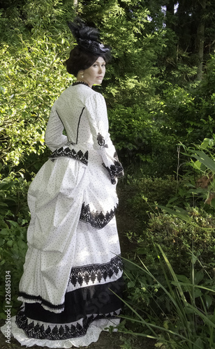 Fotomural Victorian woman in black and white bustle dress