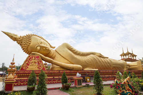 Foto Large gilded Reclining Buddha statue at the Wat That Luang Tai Temple in Vientiane, Laos