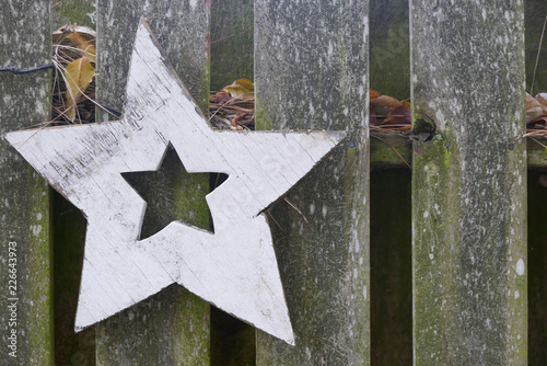 Fotografija folk art star on a rustic wooden fence