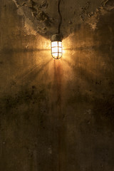 Aufkleber - Light bulb on worn grunge wall with light
