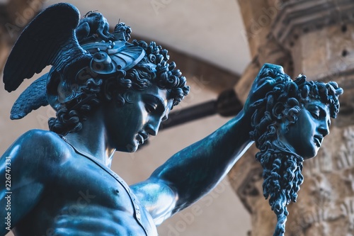 Foto-Kissen - Bronze statue of Perseus holding the head of Medusa in Florence, Piazza della Signoria square, made by Benvenuto Cellini in 1545 (von BlackMac)