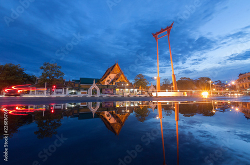 Photo The Giant Swing and Suthat Temple at Twilight Time, in Bangkok Thailand