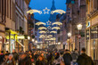Menschenmassen während dem Weihnachtsgeschäft auf einer Einkaufsstraße, Heidelberg, Deutschland