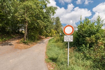 Straßenverkehrsschild Durchfahrt verboten in deutscher Sprache - Land und forstwirtschaftlicher Verkehr frei bis 6.5 Tonnen, Deutschland