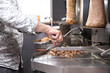Cocinero cortando rollo de kebab
