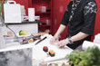 Cocinero cortando rollos de sushi 