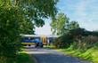 Bahnübergang mit wartendem Auto und vorbeifahrendem Zug. Standort: Deutschland, Nordrhein-Westfalen, Marbeck