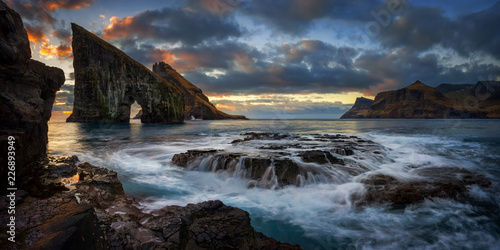 Foto  Drangarnir sunset panorama