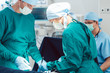 Team von Gynäkologen beim Kaiserschnitt in einer Operation